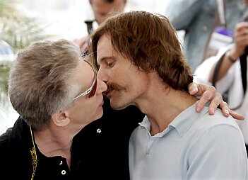 David Cronenberg kisses Viggo Mortensen