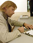 Viggo Mortensen signing autographs