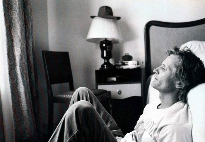 Viggo Mortensen reclines against a bed